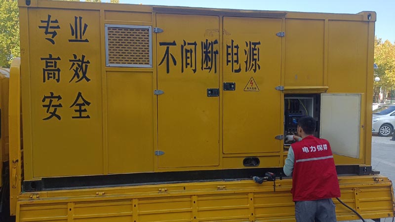 成华柴油发电机组和UPS电源配合使用时，如何避免切换过程中的电力中断？